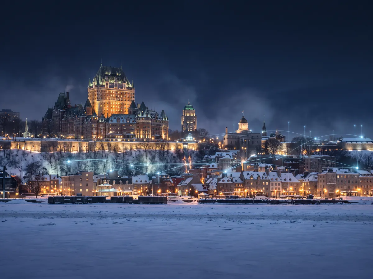 Illustration : Québec la nuit, le Château Frontenac et un réseau de lumière